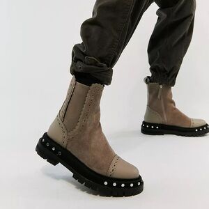 NWOT Free People Tate Chelsea Boot in Taupe